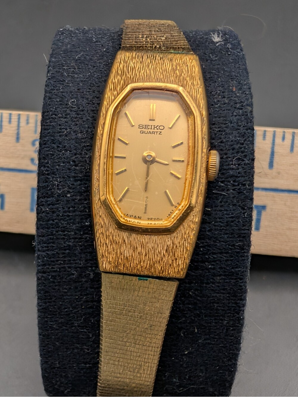 Vintage Seiko Ladies Gold Tone Watch Bark Texture Oval Face 1985 2E20-6461